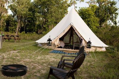 rsw400,cgtrue,m (1) a tent in a grassy area